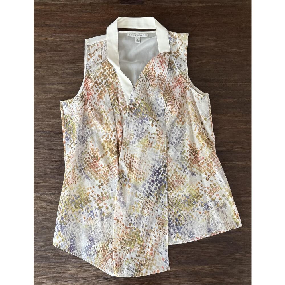 Sleeveless V-Neck Printed Blouse in White Multi
